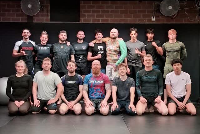 De no-gi BJJ-trainingsgroep van Fight Ready poseert samen op de mat.