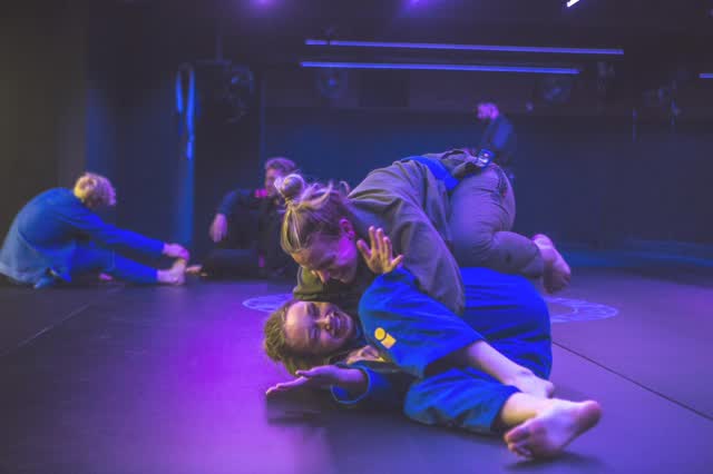 Twee vrouwen oefenen grondtechnieken in gi tijdens een BJJ-training bij Fight Ready.