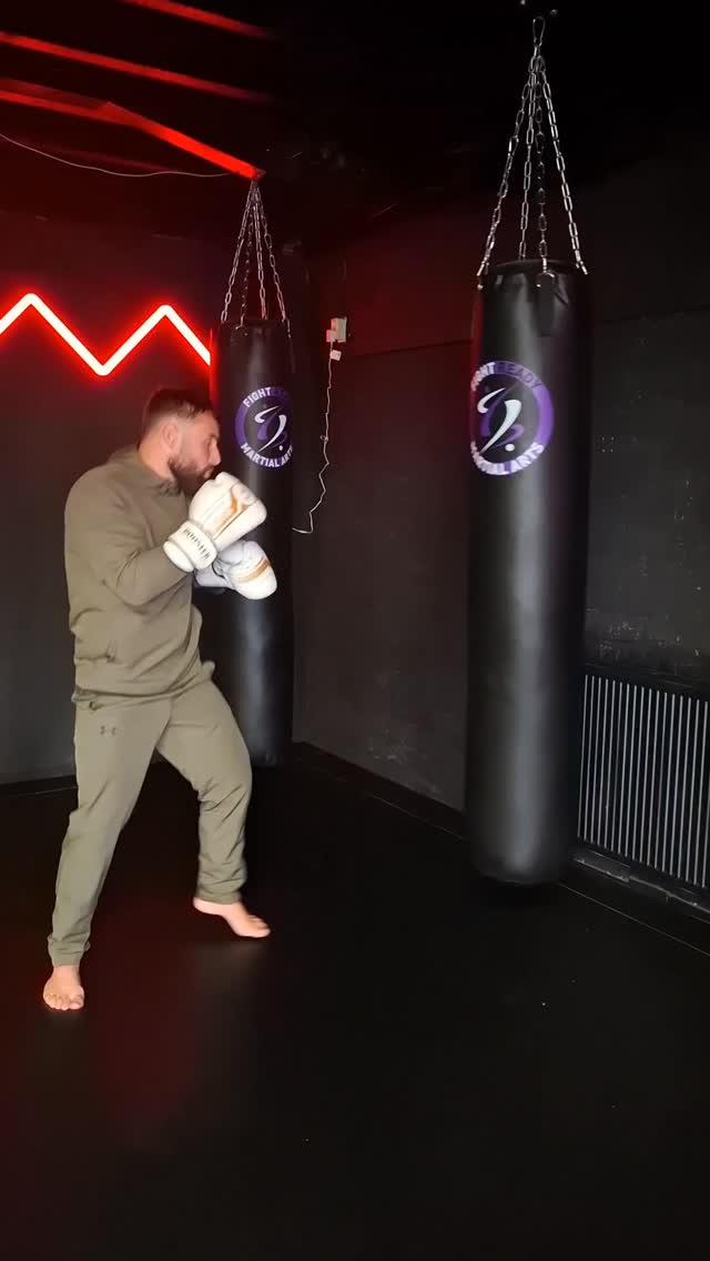 Sporter met bokshandschoenen tijdens zaktraining bij Fight Ready